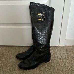 Croc print Black leather boots, equestrian style, zipper.
